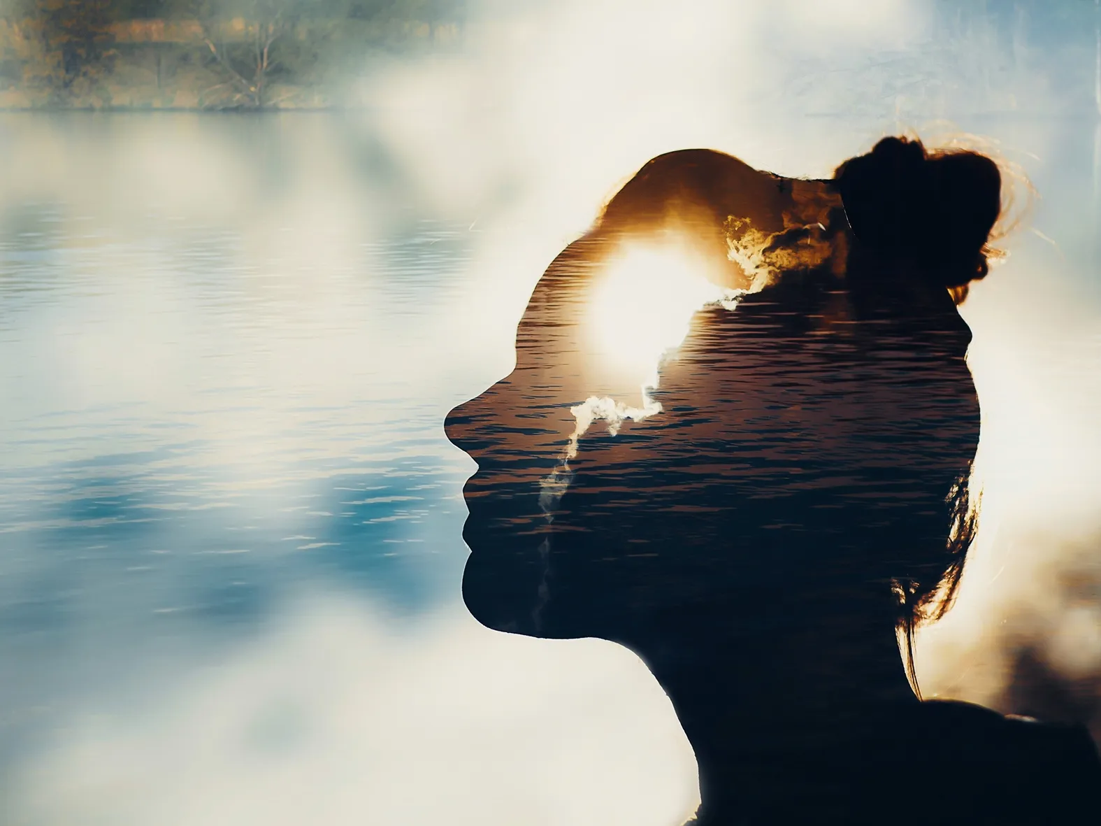 Doppelte Belichtung einer menschlichen Profilansicht überlagert mit einer Wasseroberfläche und Sonnenreflexion – Symbol für Denken, Bewusstsein und Tiefe.