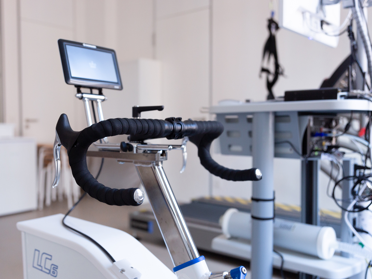 Ergometer mit Monitor in einem hellen Trainings- oder Therapieraum.