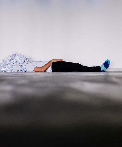 Mensch liegt auf dem Boden