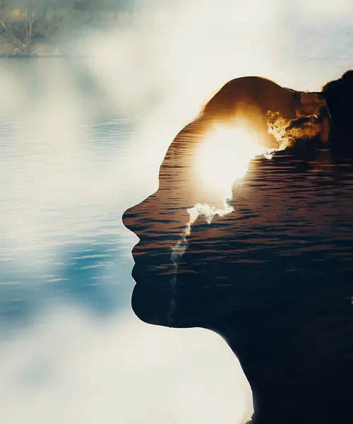 Doppelte Belichtung einer menschlichen Profilansicht überlagert mit einer Wasseroberfläche und Sonnenreflexion – Symbol für Denken, Bewusstsein und Tiefe.