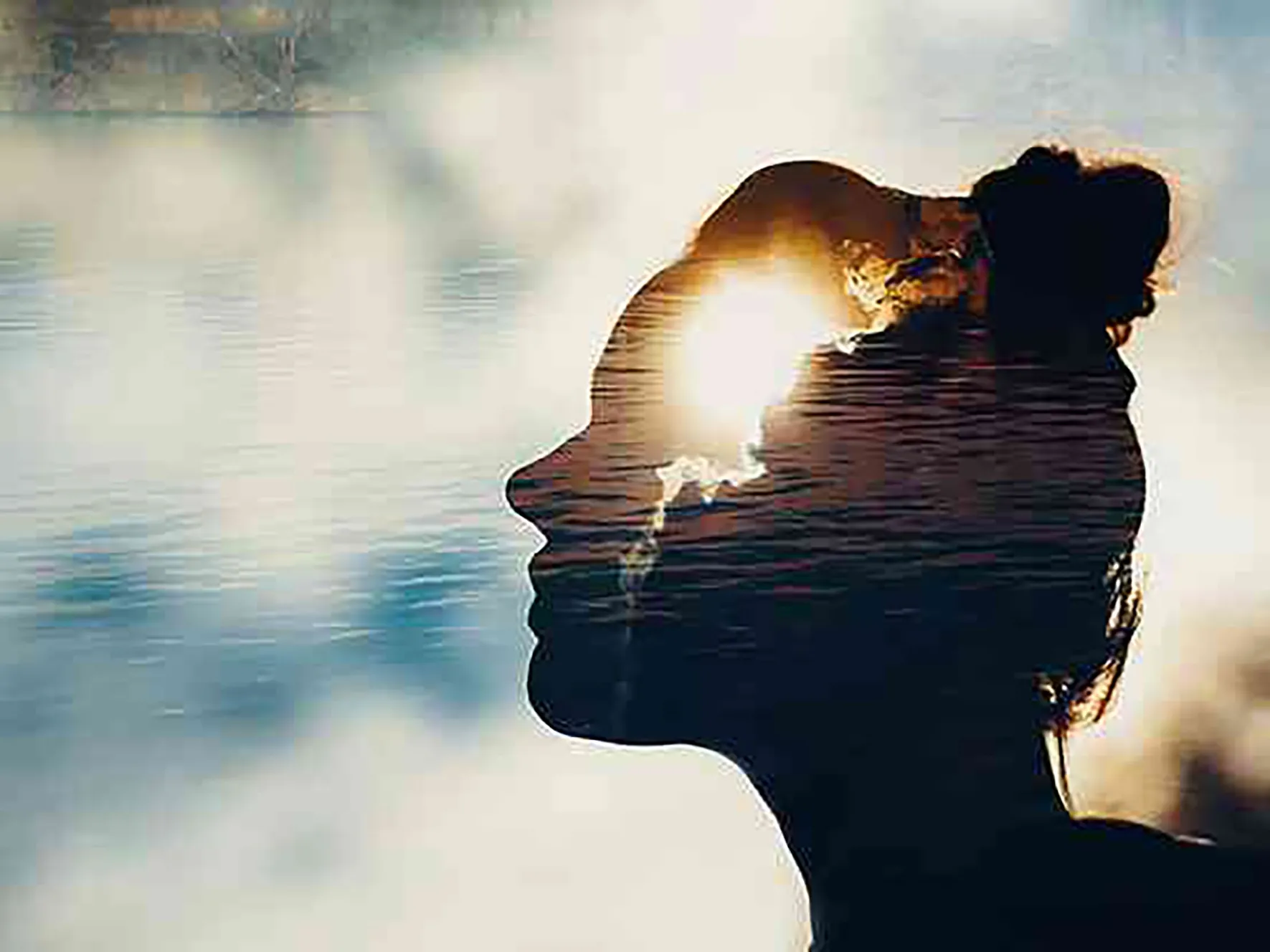 Doppelt belichtetes Porträt einer Person vor Wasseroberfläche mit Sonnenlicht, das symbolisch Gedanken und Achtsamkeit darstellt.