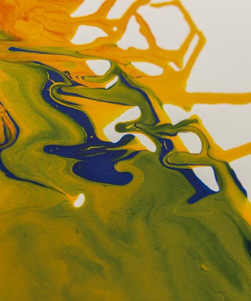 Abstraktes Gemälde mit fließenden Gelb-, Grün- und Blautönen, die ineinander übergehen und dynamische Formen bilden.