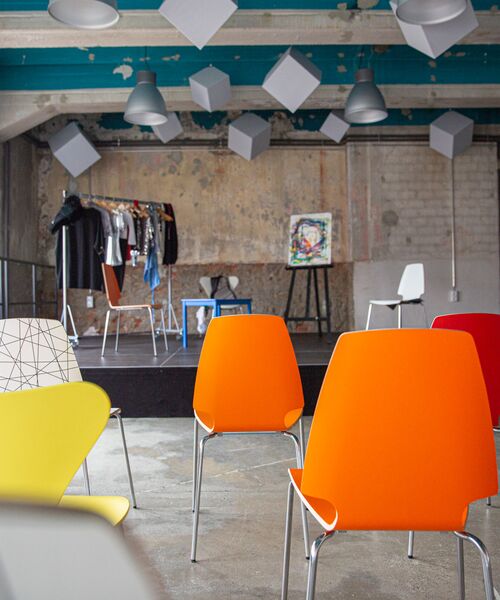 Stuhlreihen am Campus