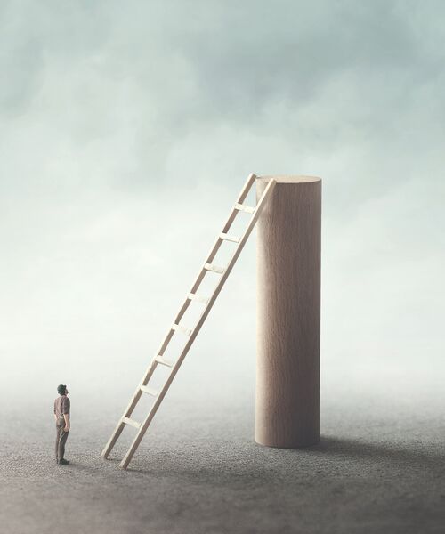 Kleine Figur steht vor einer hohen Leiter, die an einen zylindrischen Block lehnt – Symbol für Herausforderung und Aufstieg.